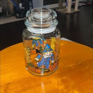 Vintage Anchor Hocking canister.
Features scarecrows, pumpkins, & hay bales